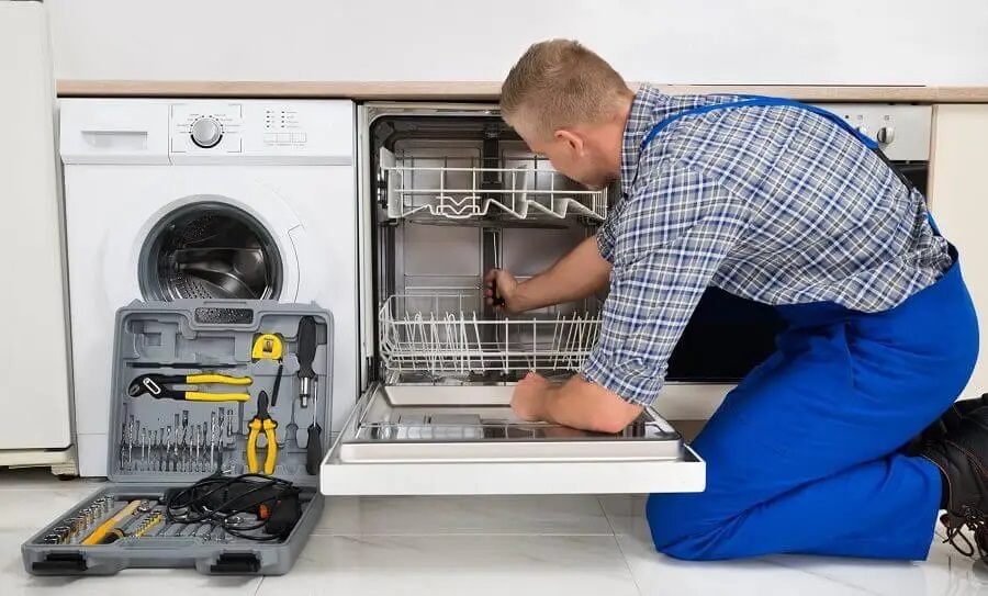 Nallıhan Gaggenau servisi teknisyen ekibi beyaz eşya tamiri yaparken